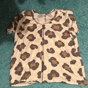 Vanilla Bay Cream Short Sleeve Tee with Brown and Gray Leopard Print